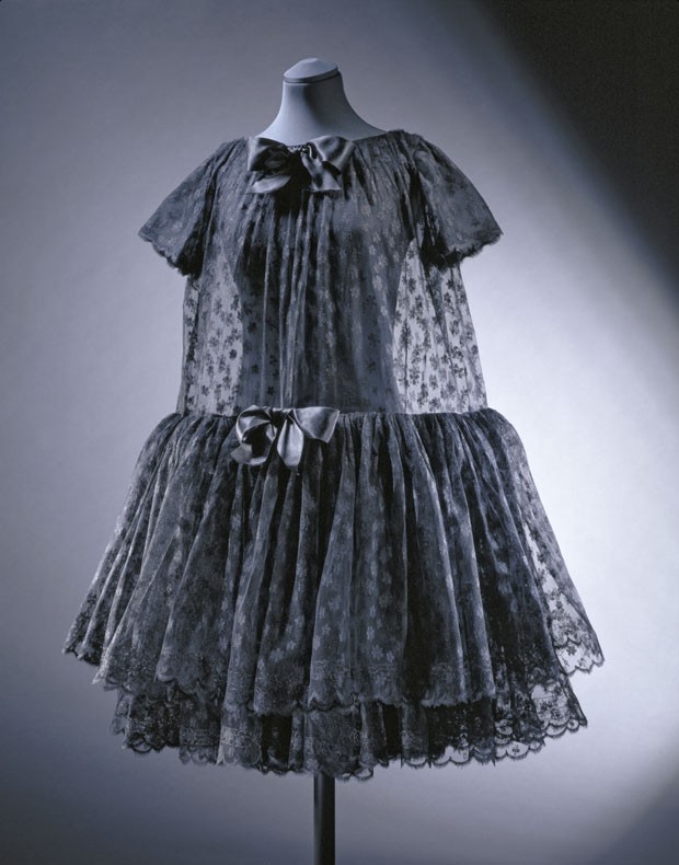 T.334-1997Evening dress, tiered machine made lace layered over silk with satin bows; Possibly by Balenciaga; French (Paris); 1950`s. (Foto: © Victoria and Albert Museum, London)