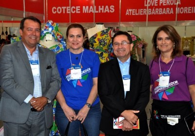 Os diretores Carlos Alberto (Sebrae Nacional) e Alci Porto (Sebrae/CE) com as gestoras da Feira do Empreendedor Marta Campelo e Juniar Ellyan (Foto: Sebrae)