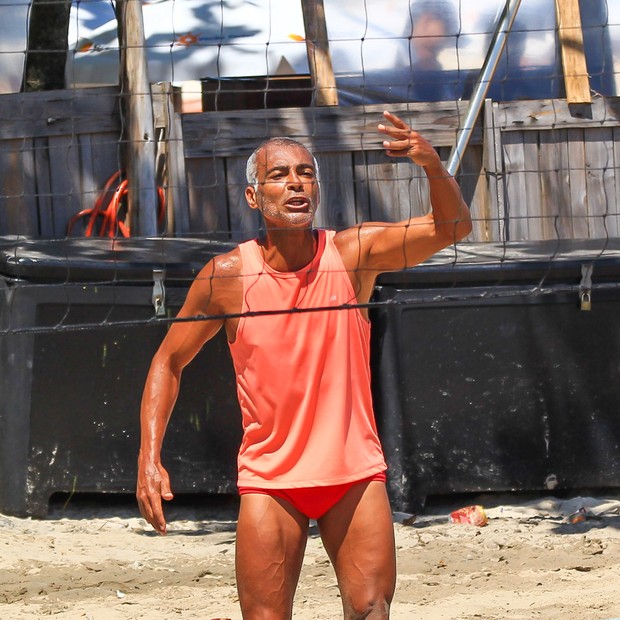Romário em praia do Rio (Foto: Fabricio Pioyani/ AgNews)
