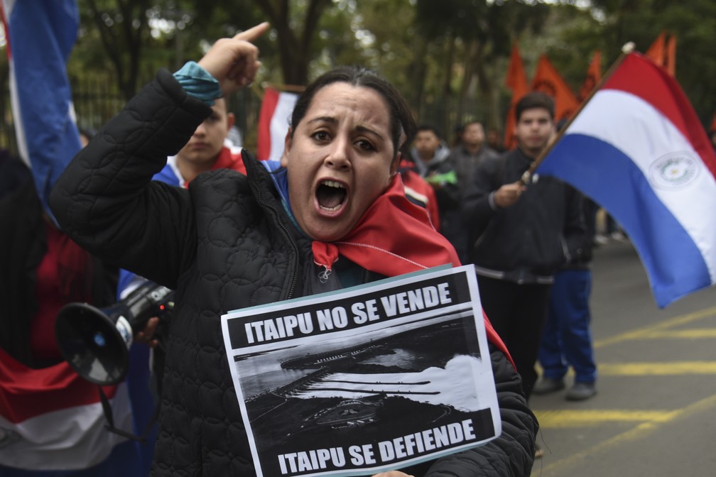Mulher participa de protesto no sábado (27) em Asunción, capital do Paraguai, contra o presidente do país,  Mario Abdo Benítez, por causa da assinatura da ata. — Foto: Norberto Duarte/AFP