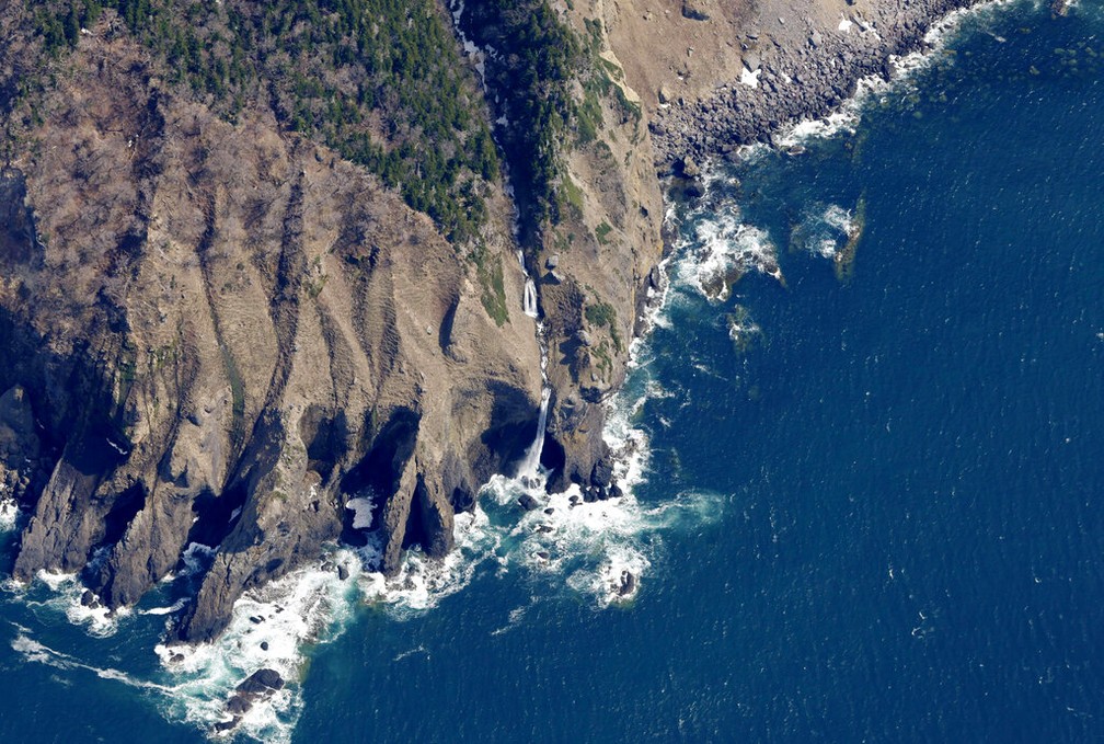 Imagem aérea de trecho da Península de Shiretoko, no Japão — Foto: AP