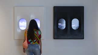 As obras 'El avión' (2011) e 'Night flight' (2015), que simulam janelas de aviãoAgência O Globo