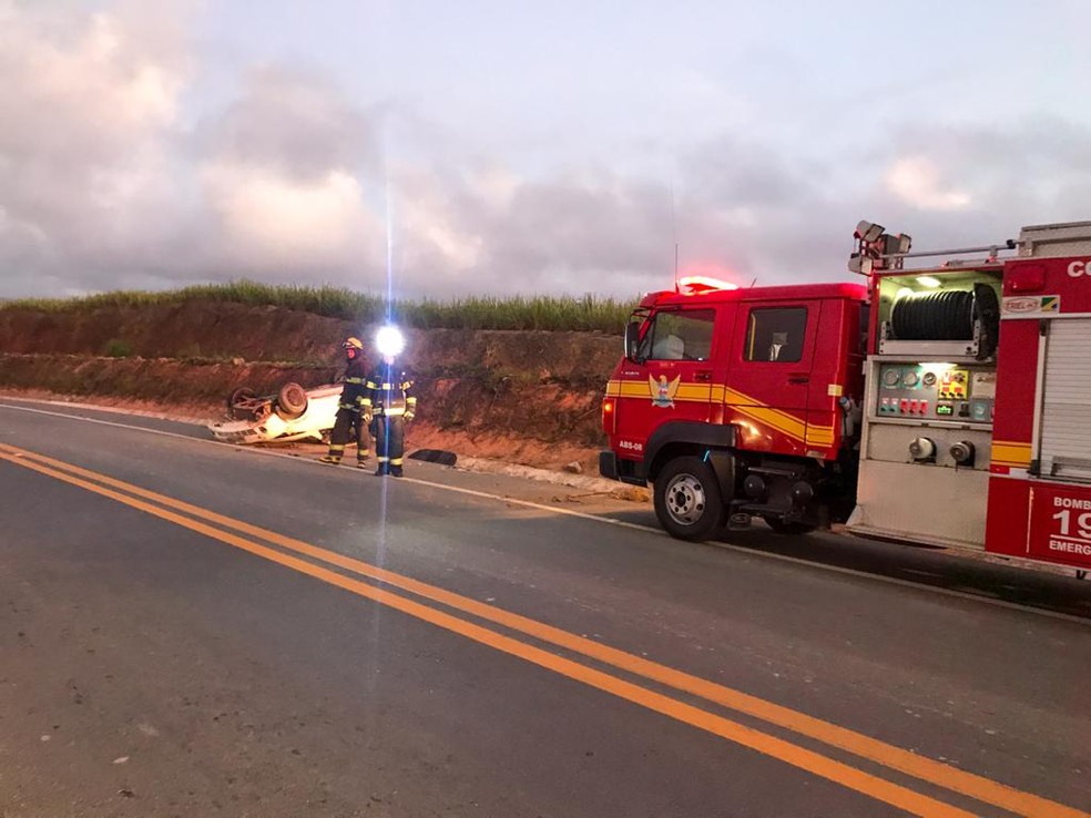Bombeiros no local de capotamento em Ibateguara, AL — Foto: Divulgação/Corpo de Bombeiros de Alagoas