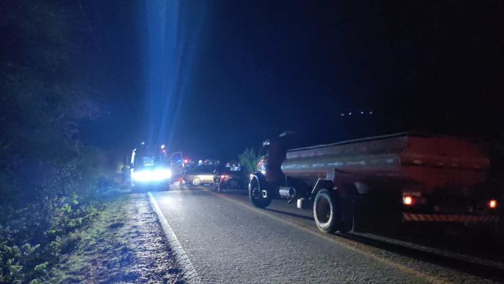 Condutor que dirigia sob efeito de &aacute;lcool atropelou uma pessoa e bateu em dois carro na BR-405, em Apodi &mdash; Foto: R&aacute;llyson Nunes