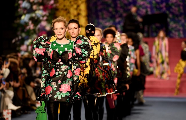 LONDON, ENGLAND - FEBRUARY 15: Models walk the runway during the finale of the Richard Quinn show during London Fashion Week February 2020 on February 15, 2020 in London, England. (Photo by Jeff Spicer/BFC/Getty Images for BFC) (Foto: Getty Images for BFC)