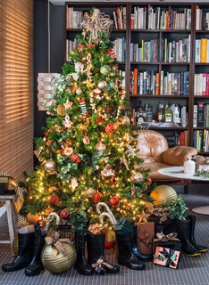 Galochas recheadas de presentes rodeiam a árvore de Natal do arquiteto Ricardo Caminada, que a cada ano ganha novos enfeites