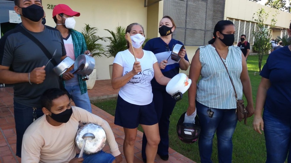 Em greve, trabalhadores da Educação do AC fazem panelaço em frente à PGE  — Foto: Eldérico Silva/Rede Amazônica