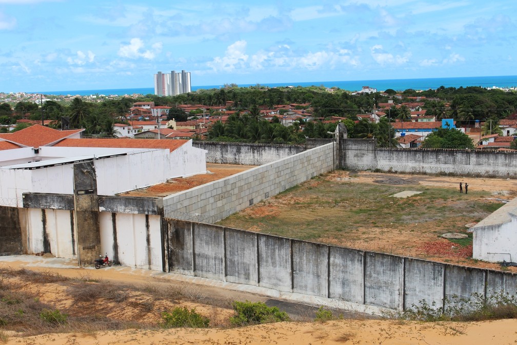 Um muro de concreto foi erguido dividindo o complexo penal ao meio. De um lado, a Penitenciária Estadual de Alcaçuz, com os pavilhões 1, 2 e 3. Do outro, o Presídio Rogério Coutinho Madruga, com os pavilhões 4 e 5   (Foto: Anderson Barbosa/G1)