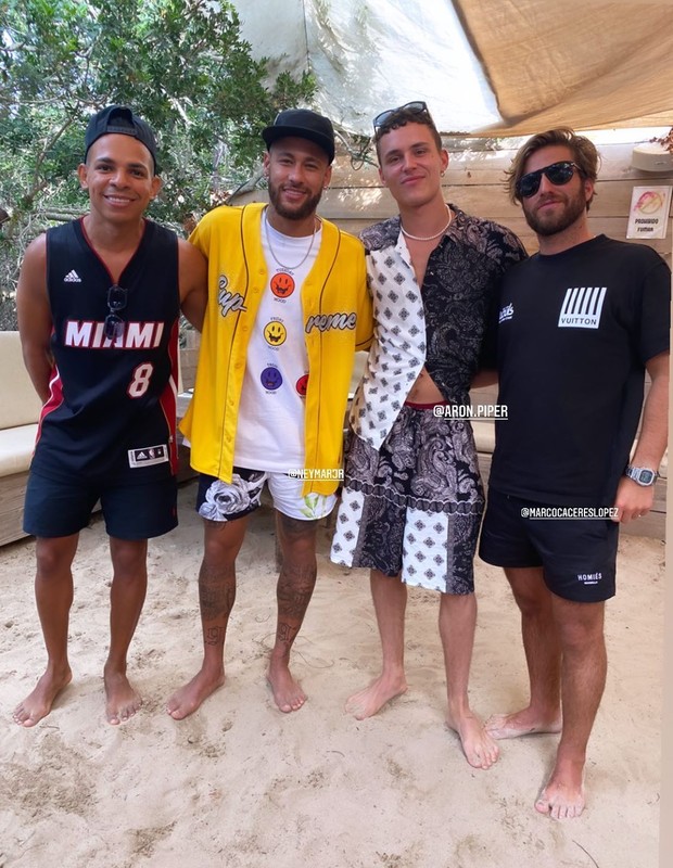Neymar com Arón Piper e amigos (Foto: Reprodução/Instagram)