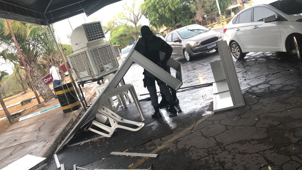 Polícia tenta organizar posto de vacinação que caiu com as chuvas — Foto: Reprodução