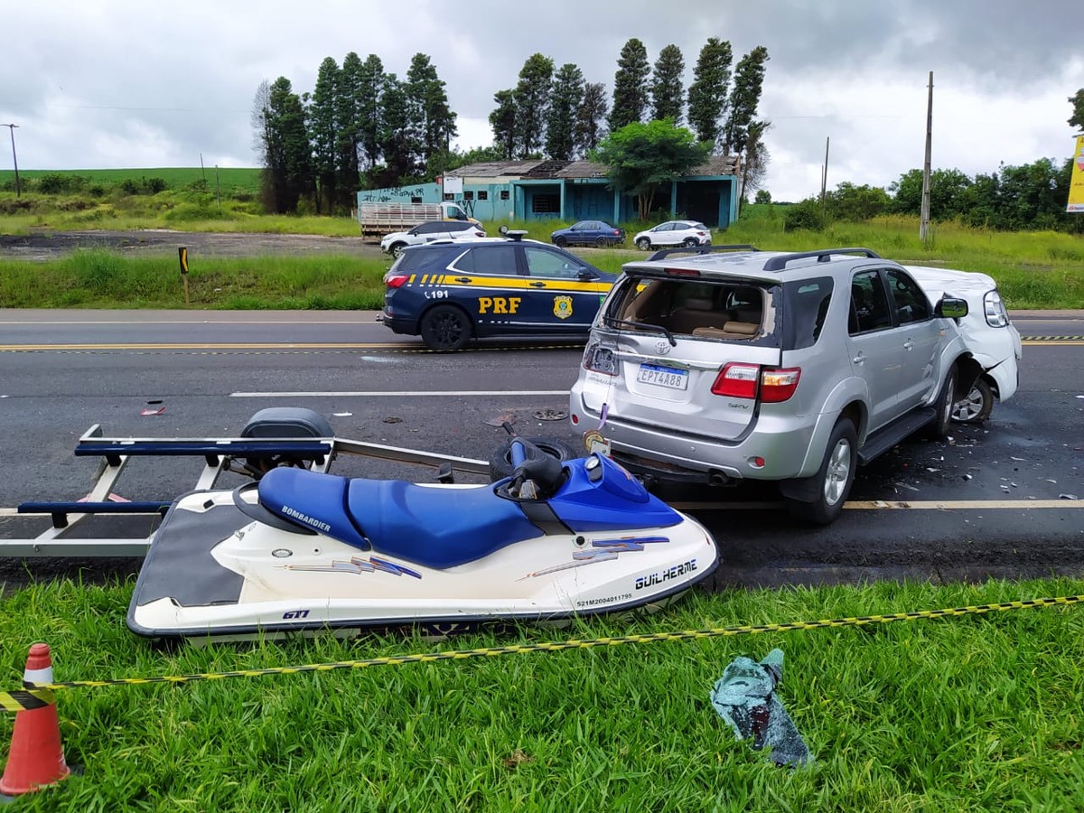 Acidente entre quatro veículos deixa dois mortos e quatro pessoas feridas na BR277, em Palmeira