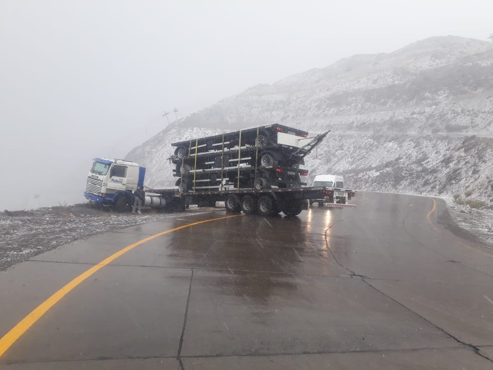 Caminhão ficou a centímetros do precipício — Foto: Pellenz Transportes/Polícia do Chile