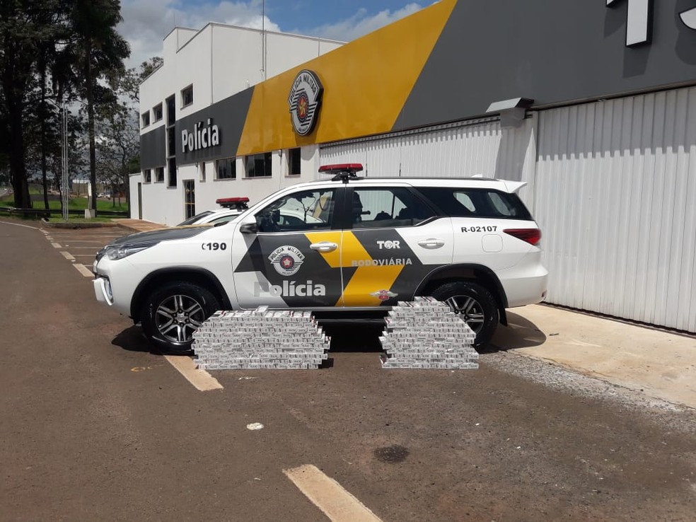 Cigarros foram levados para a Polícia Federal em Bauru — Foto: Polícia Rodoviária/Divulgação