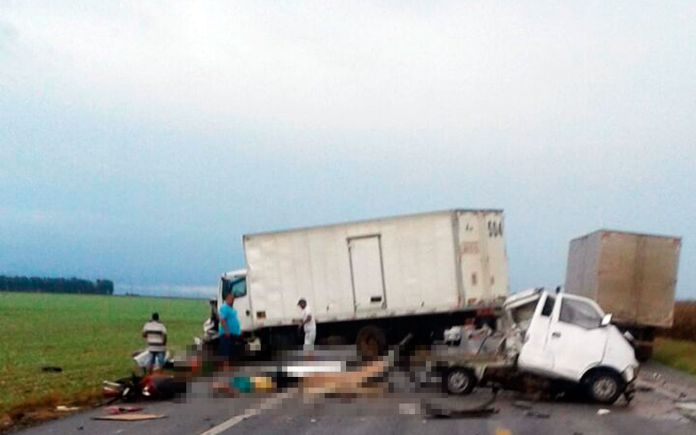 Acidente aconteceu na BR-020, no oeste da Bahia (Foto: Edivaldo Braga/Blogbraga)
