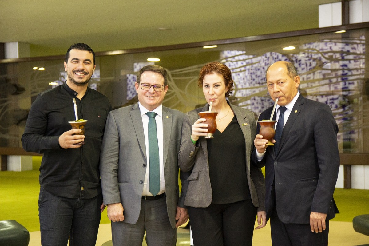 Chimarrão cai no gosto de deputados federais em Brasília
