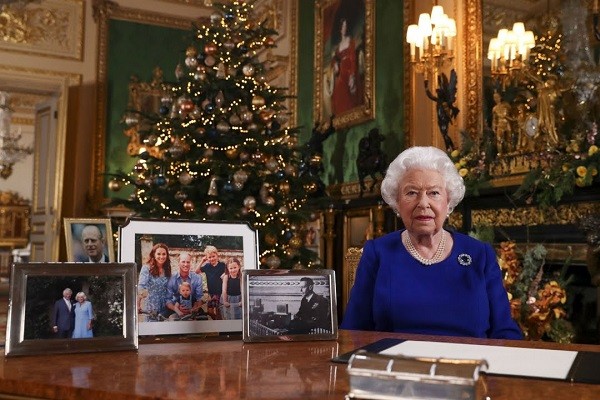 Rainha Elizabeth II em mensagem de Natal em 2019, sem porta-retrato com foto de Harry, Meghan Markle e Archir (Foto: Reprodução)