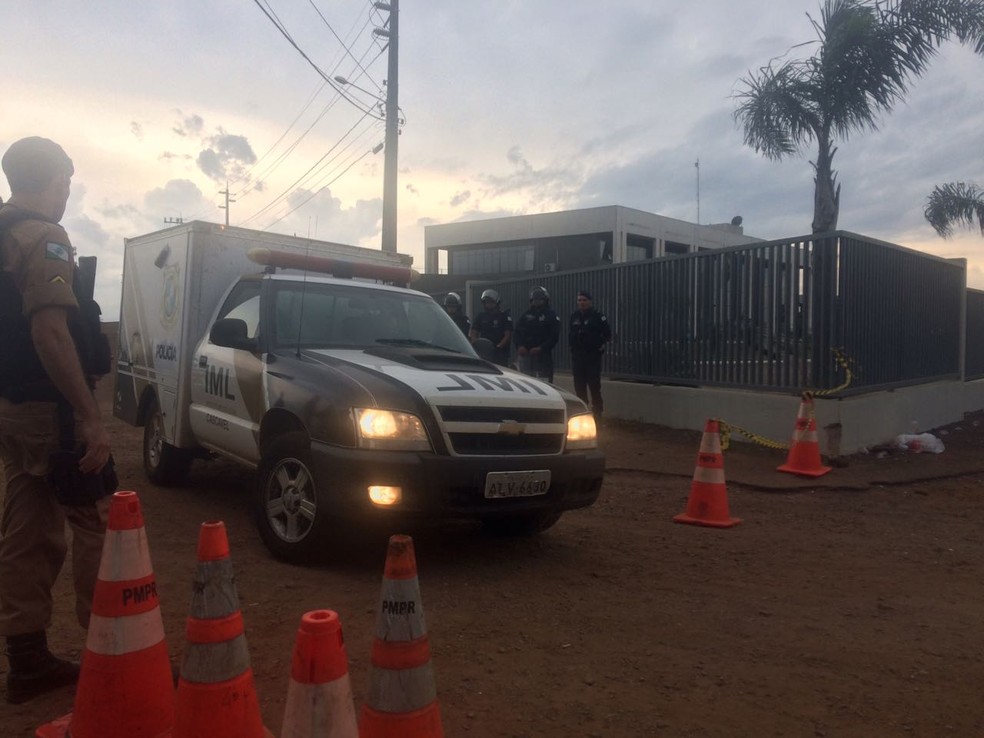 Ainda pela manhã, um veículo do Instituto Médico-Legal (IML) esteve na PEC. A polícia e nem o Depen confirmaram se corpos foram recolhidos da unidade. (Foto: Anna Flávia Nuves/RPC)