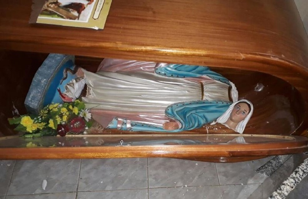 Imagens sacras e móveis foram destruídos nas igrejas de Acopiara (Foto: Arquivo pessoal)