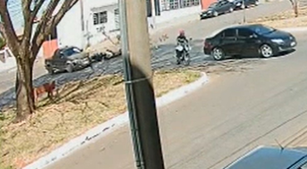 Momento de batida entre a caminhonete e a moto em Coromandel — Foto: Reprodução/Redes Sociais