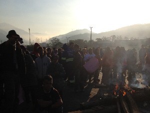 Manifestantes ateiam fogo em madeira na rodovia (Foto: Beatriz Lopez/Tv Tribuna)