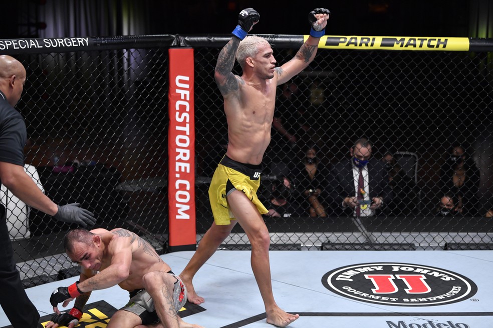 Charles do Bronx venceu Tony Ferguson e emendou oito vitórias no UFC — Foto: Getty Images