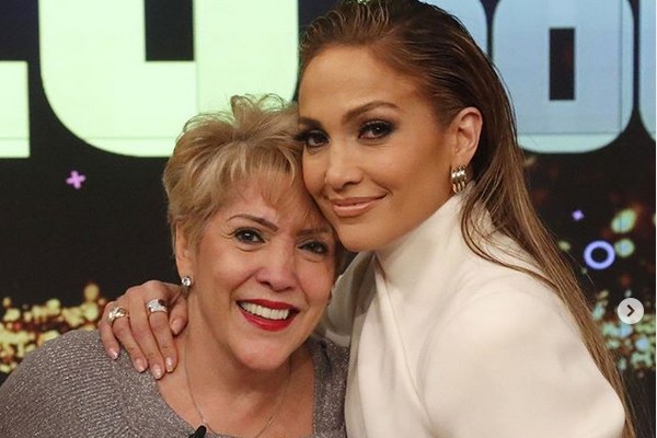 Jennifer Lopez com a mãe (Foto: Instagram)