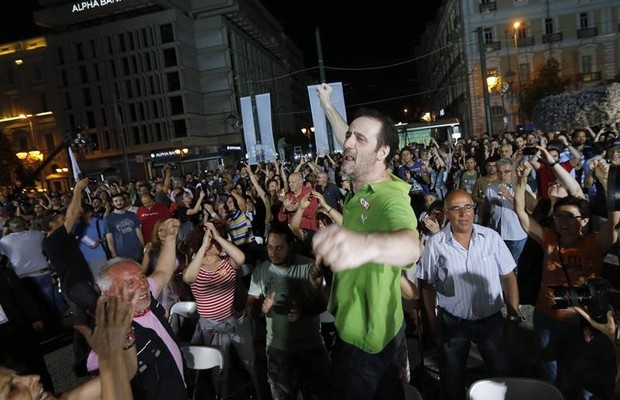 Gregos favoráveis ao não comemoram na noite desse domingo (Foto: Yannis Kolesidis/EFE)
