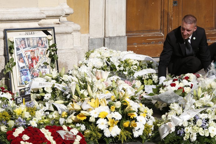Quadro e arranjos de flores em homenagens a Jules Bianchi (Foto: AFP)