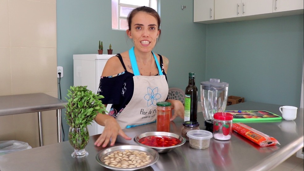 Aprenda a preparar receita vegana de macarrão ao molho de castanha com tomate confit para a ceia de ano novo — Foto: Ilana Serena/ g1 Piauí