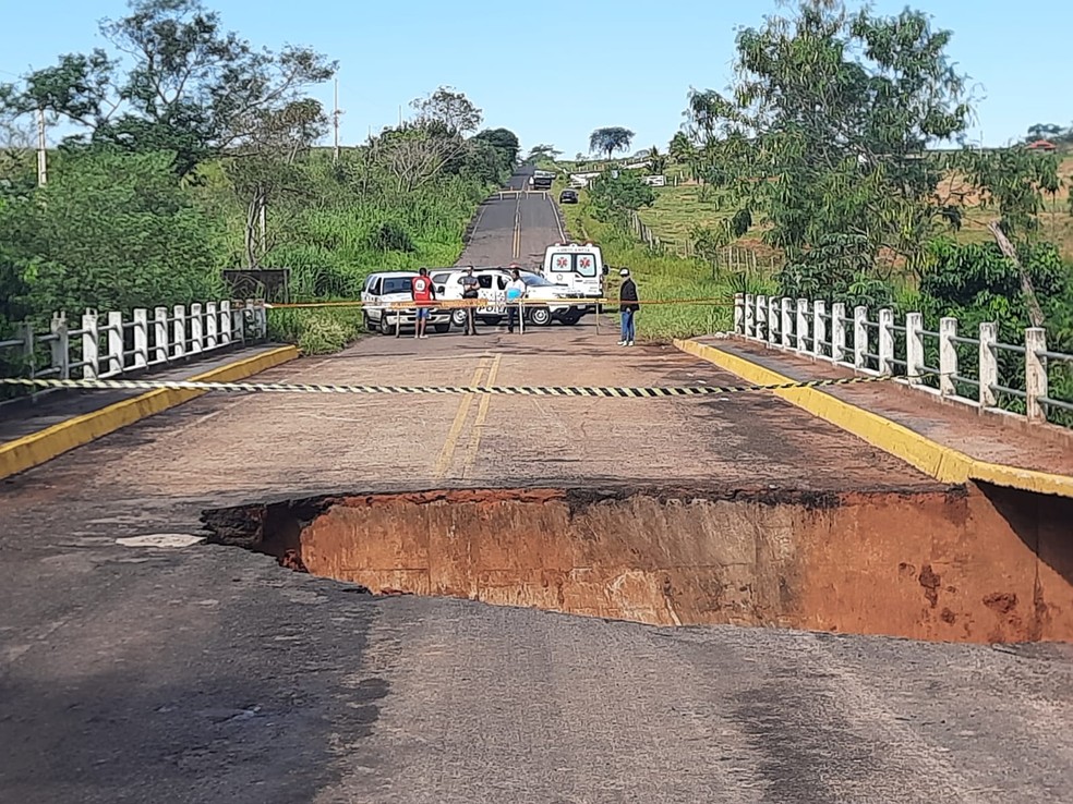 Acidente de trânsito envolvendo duas caminhonetes foi causado por buraco na ponte liga Ribeirão dos Índios (SP) a Santo Anastácio (SP) — Foto: Sérgio Bonfim