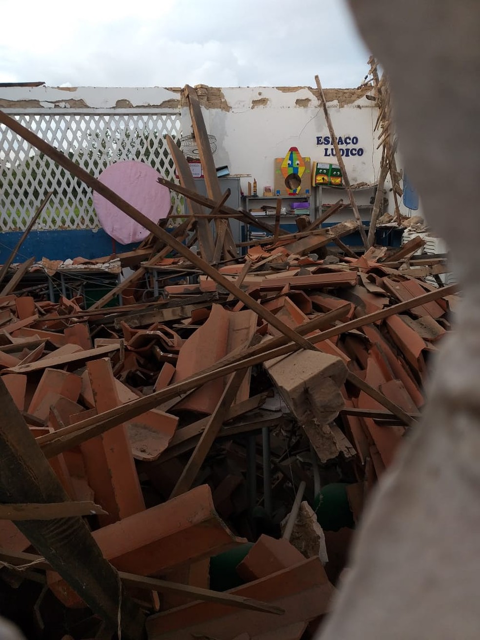 Teto de escola infantil desaba em Jatobá do Piauí — Foto: Reprodução