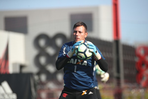 Respiro na pressão contra goleiros e preparador: após 14 dias, Diego Alves volta