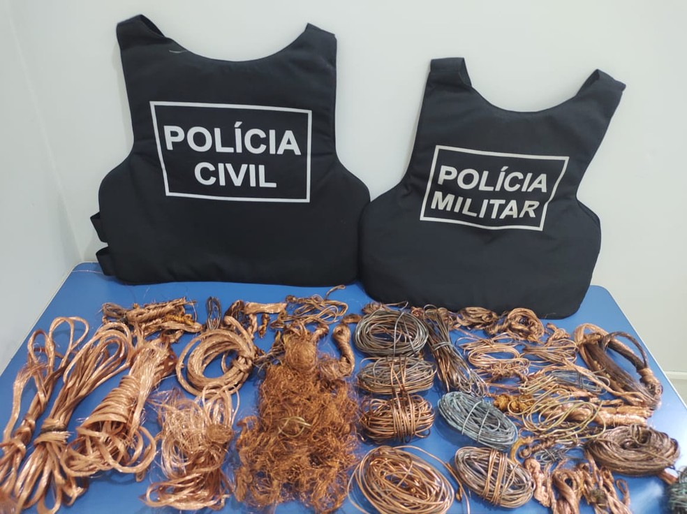 Material suspeito está sendo encaminhado para delegacia de MS — Foto: Polícia Civil/Divulgação