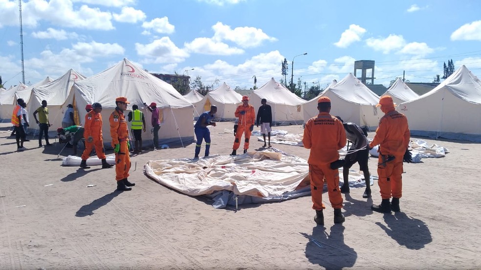 Bombeiros de MG erguem tendas de abrigos temporários em Moçambique — Foto: Corpo de Bombeiros/Divulgação