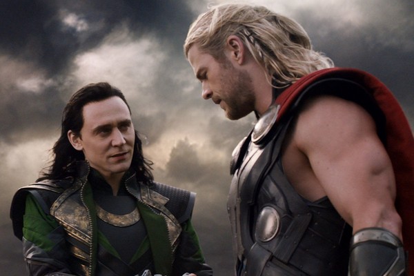 Chris Hemsworth e Tom Hiddleston como Thor e Loki em cena de Thor: Mundo Sombrio (2013) (Foto: Reprodução)