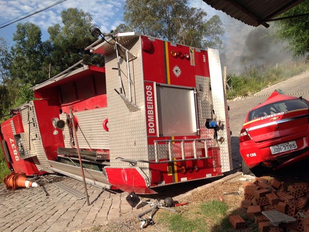 Caminhão de bombeiros tombou durante ocorrência em Caxias do Sul (Foto: Vânia Cassol/Rádio São Francisco)