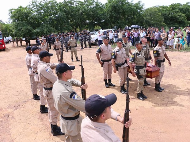 Corpo de soldado morto na Barra é enterrado sob palmas de policiais e  amigos - Sertão em Dia