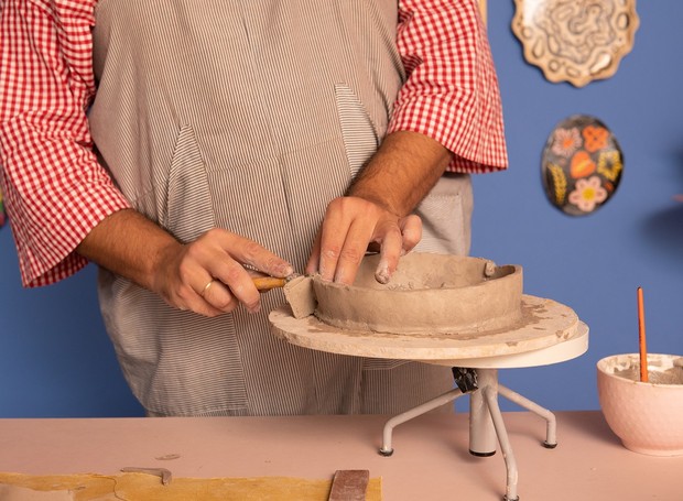 As cerâmicas são moldadas manualmente sem moldes para que formas orgânicas e exclusivas sejam criadas (Foto: Bruna Pontual / Editora Globo)