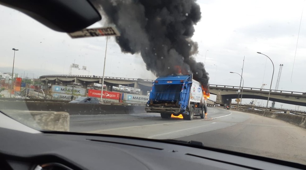 Incêndio causou interdição da subida para a Ponte Rio-Niterói pela Av. Brasil. — Foto: Reprodução/Redes sociais 