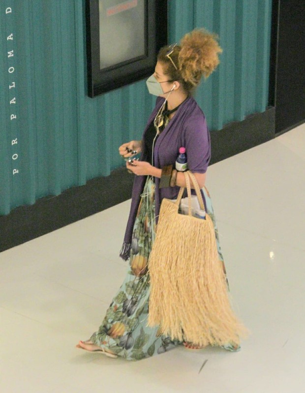 Vanessa da Mata usa bolsa com maxifranjas em dia de compras (Foto: Daniel Delmiro/AgNews)