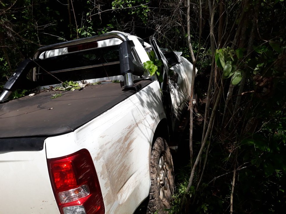 Caminhonete de juiz de MT que derrapou e saiu da pista na BR-070 (Foto: PRF/Divulgação)