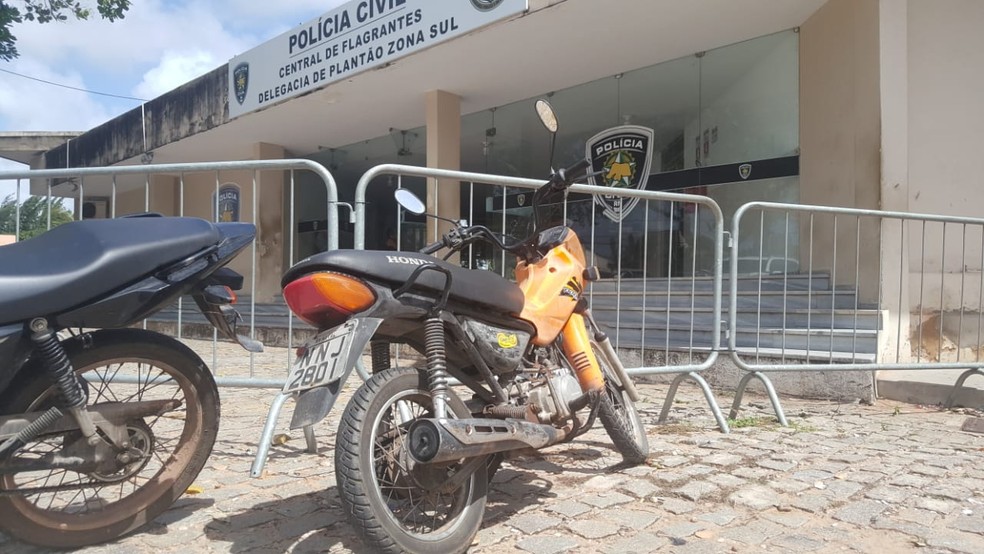 Motocicleta foi apreendida com suspeitos de assalto a policial na Zona Sul de Natal â Foto: Sara Cardoso/Inter TV Costa Branca
