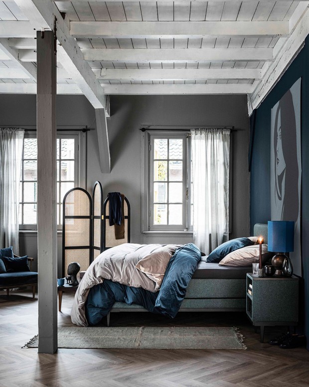 Décor do dia: quarto com parede azul e biombo de palhinha (Foto: reprodução)