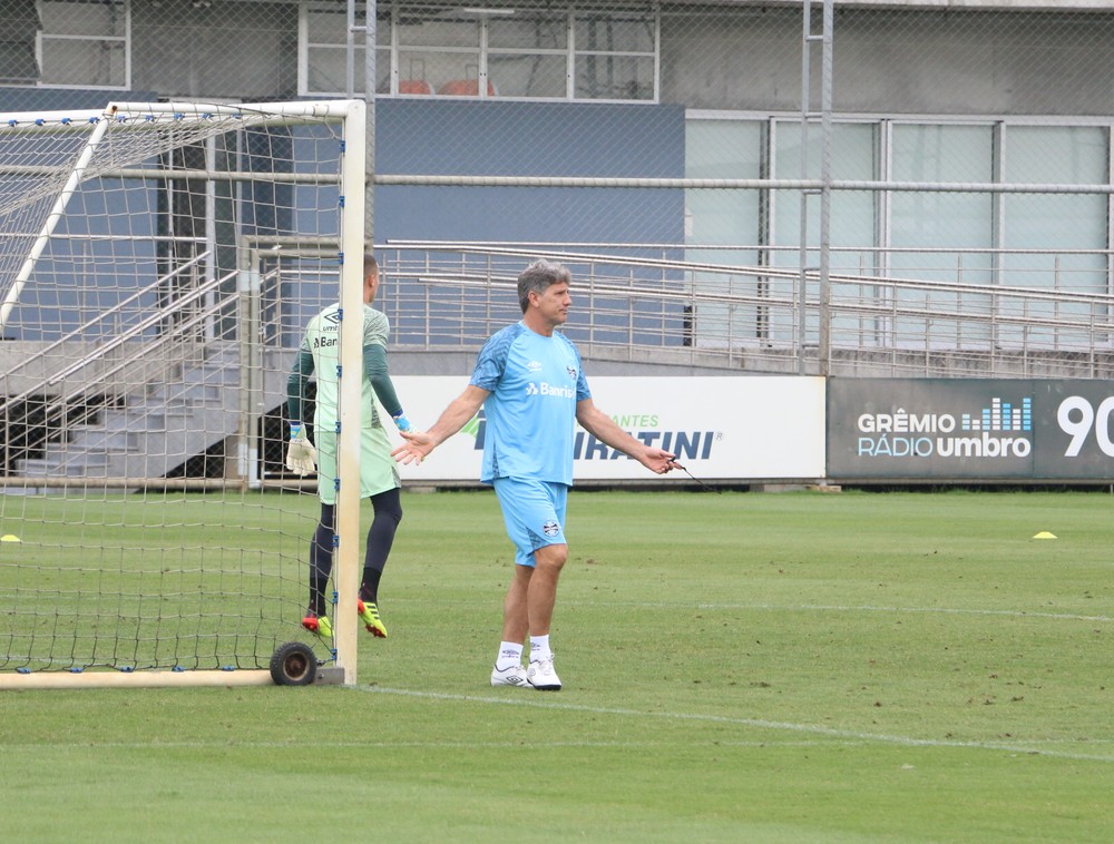 Renato deixa campo mais cedo em treino do Grêmio sem Cortez e Jean Pyerre
