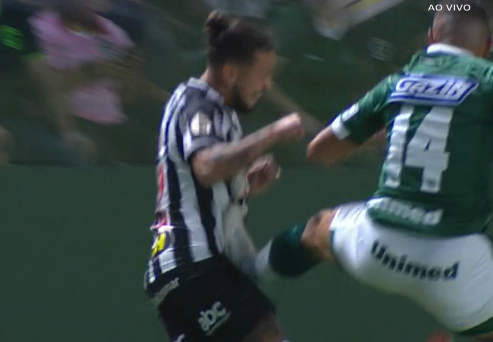 Danilo Barcelos atinge Guga "de raspão", segundo árbitro, em Goiás x Atlético-MG — Foto: Reprodução