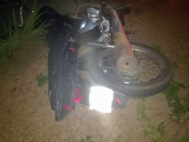 Motocicleta da vítima ficou caída em matagal às margens da rodovia (Foto: Divulgação)