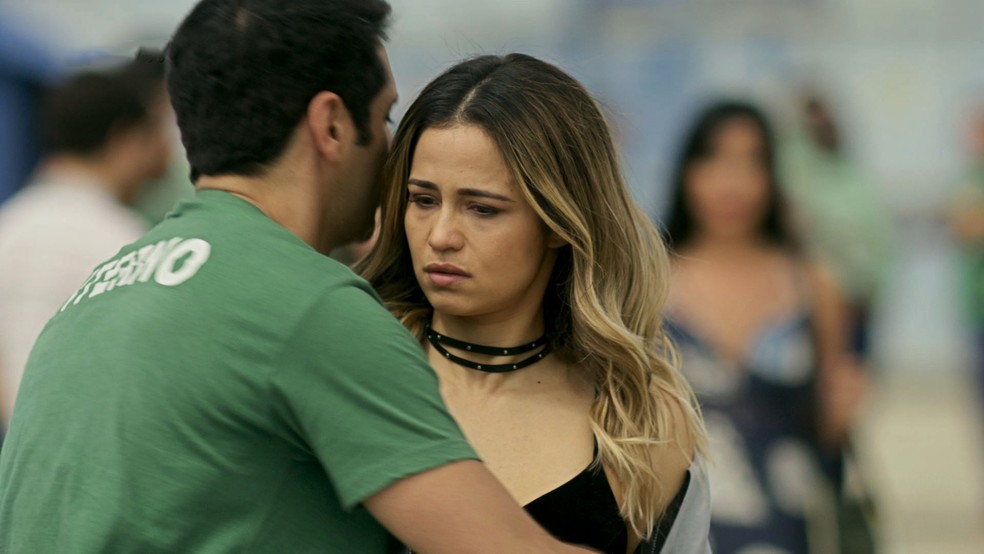 Sandra Helena resolve visitar Agnaldo na prisão (Foto: TV Globo)