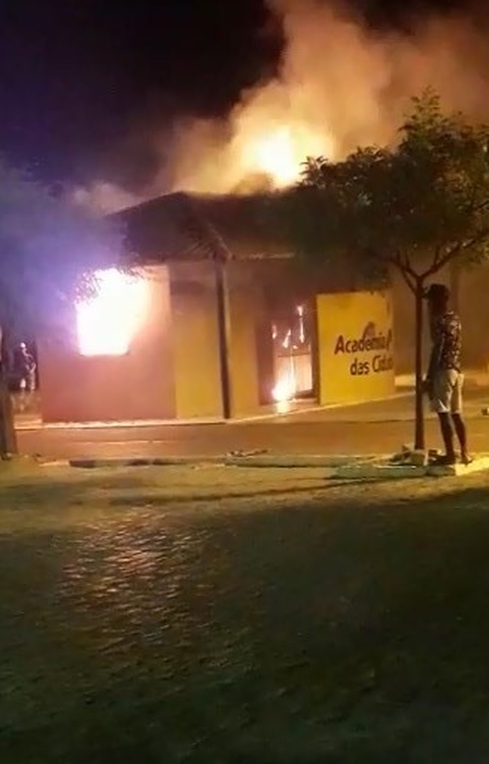 Academia das cidades pega fogo em Belém do São Francisco — Foto: Reprodução/ Redes Sociais 
