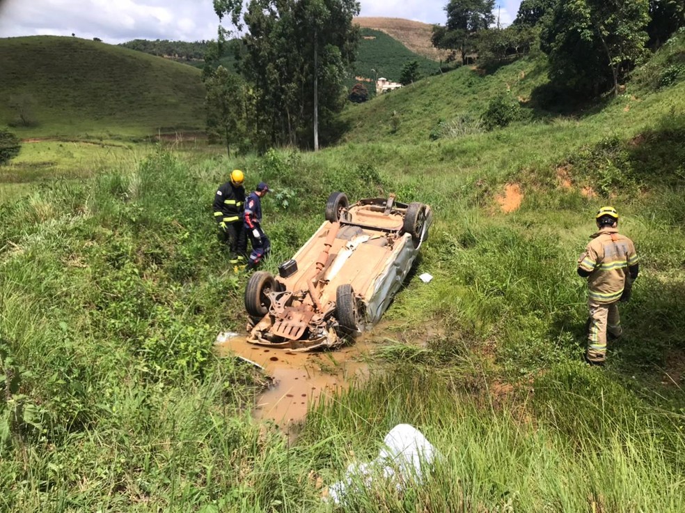 Carro cai em ribanceira na cidade de Simonésia  — Foto: Corpo de Bombeiros/Divulgação 
