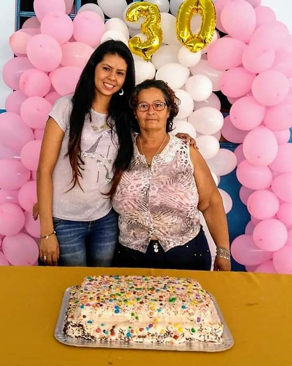 Luciana e a mãe em seu aniversário em 2018. Nilce foi morta pelo marido 13 dias antes do aniversário da filha em 2019. — Foto: Arquivo pessoal